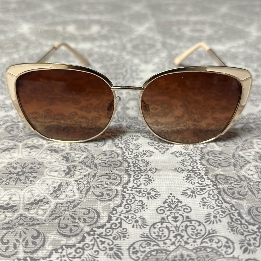 O by Oscar De la Renta Sunnies 😎😎